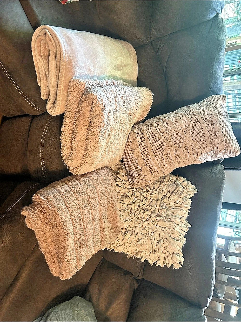 Throws and pillows dusty light pink